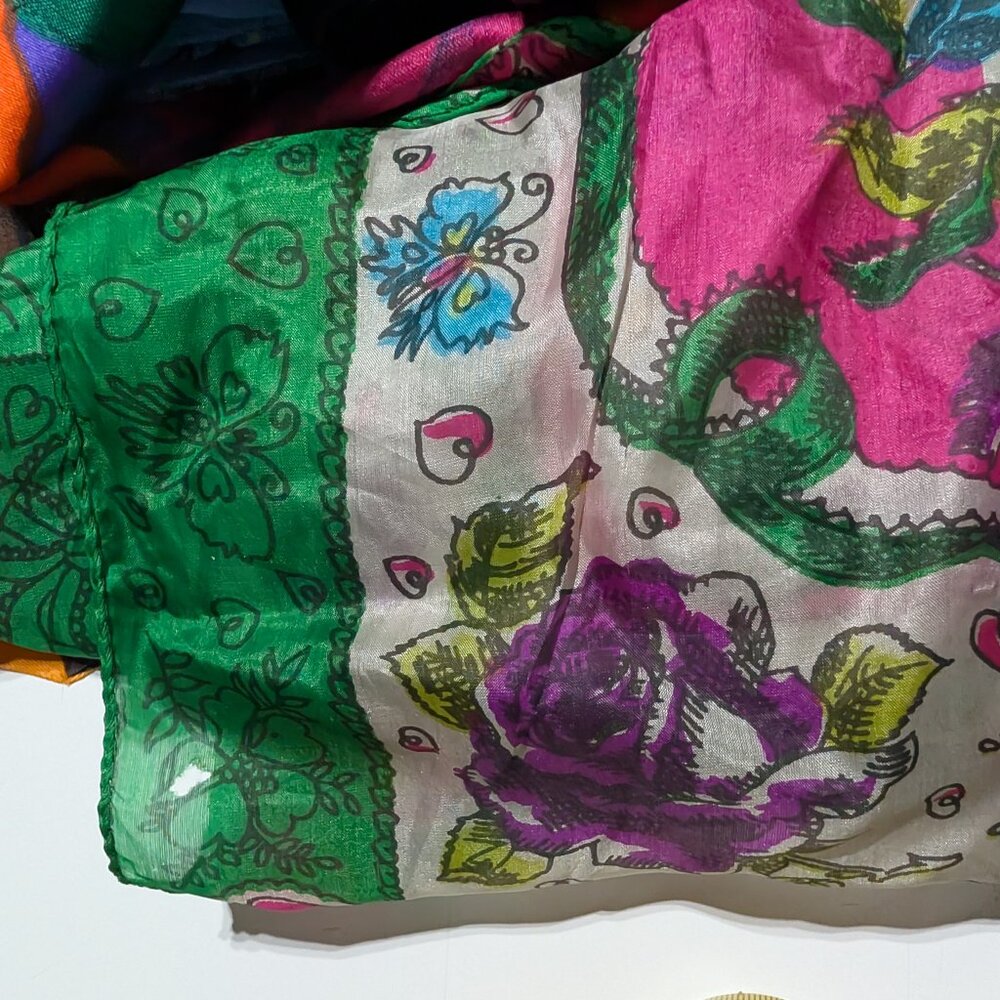 10 Scarfs, 4 Bandana's, 2 Shawls - Picture 4 of 16